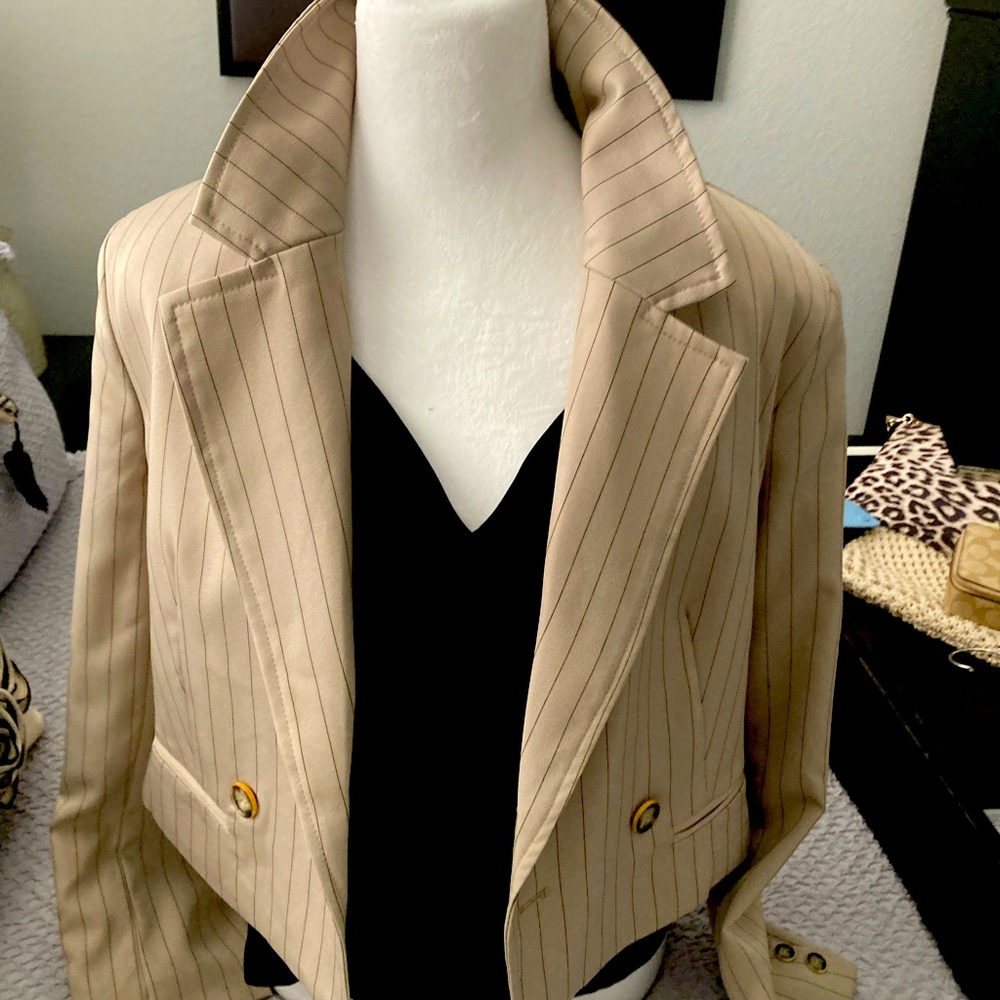 Size 4 -Aaron & Amber crepe  cropped blazer! Where it opened or buttoned!